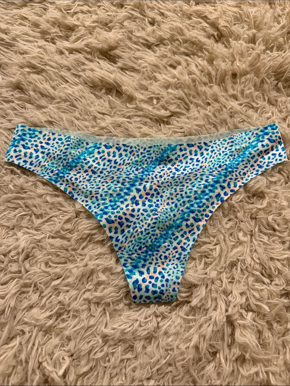 NWT VTG Victoria's Secret Incredible Sexy Satin No Show Thong Panty Small